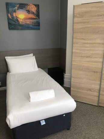 Imagen de la habitación del Hotel Capital One. Foto 18