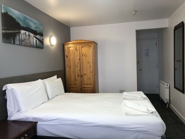Imagen de la habitación del Hotel Capital One. Foto 19