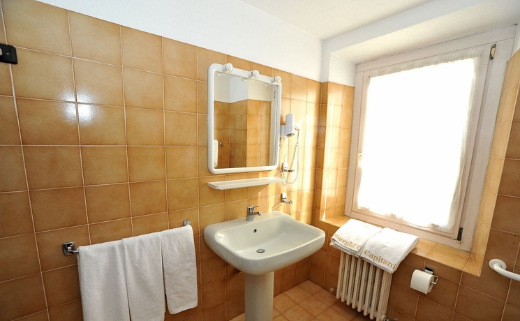 Imagen de la habitación del Hotel Capitani. Foto 13