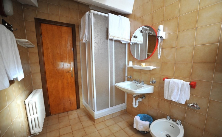 Imagen de la habitación del Hotel Capitani. Foto 19