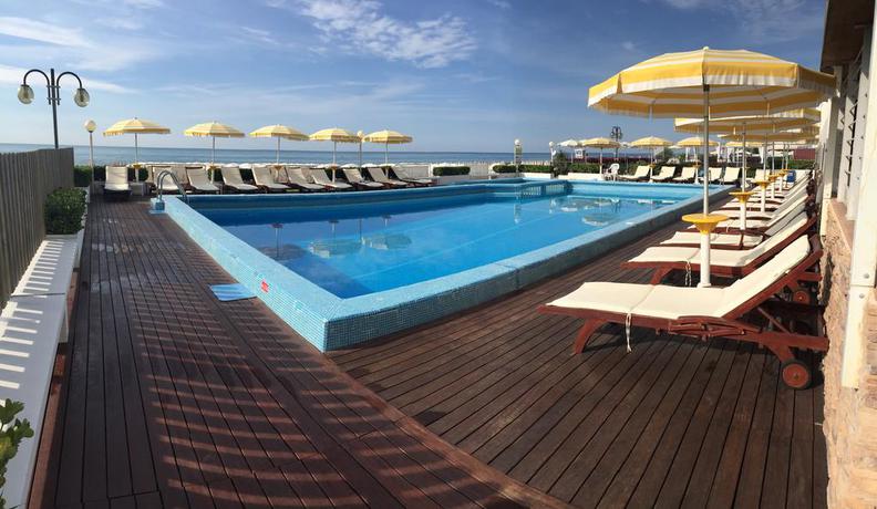 Imagen de la piscina del Hotel Capitol, Lido Di Jesolo. Foto 11