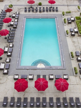 Imagen de la piscina del Hotel Capitol Skyline. Foto 8