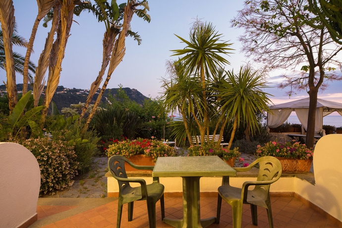 Imagen de los exteriores del Hotel Capizzo. Foto 16