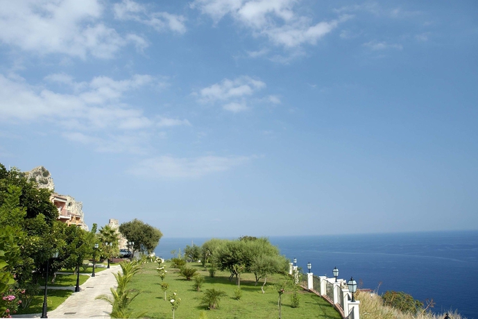 Imagen de los exteriores del Hotel Capo Dei Greci Taormina Coast Resort and Spa. Foto 12