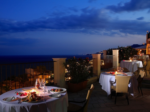 Imagen del bar/restaurante del Hotel Capo Dei Greci Taormina Coast Resort and Spa. Foto 8