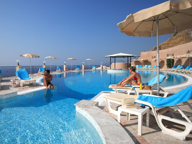 Imagen de la piscina del Hotel Capo Dei Greci Taormina Coast Resort and Spa. Foto 13