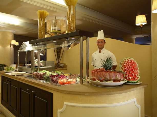 Imagen del bar/restaurante del Hotel Capo Dei Greci Taormina Coast Resort and Spa. Foto 9