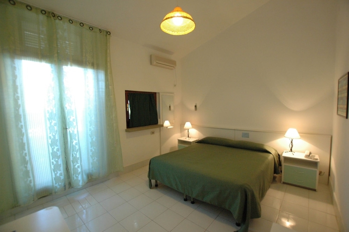 Imagen de la habitación del Hotel Capo Di Stella. Foto 3