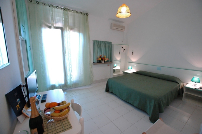 Imagen de la habitación del Hotel Capo Di Stella. Foto 10