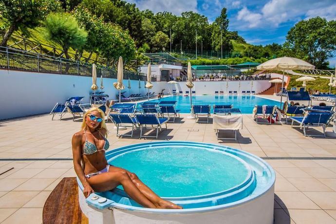 Imagen de la piscina del Hotel Capo Est. Foto 20