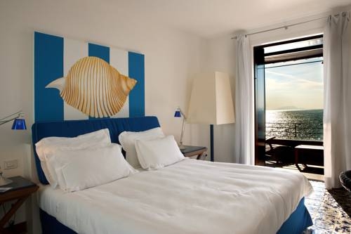 Imagen de la habitación del Hotel Capo La Gala and Wellness. Foto 3