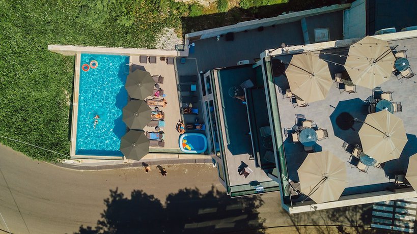 Imagen de la piscina del Hotel Capo Verde Batumi. Foto 19