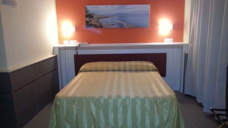 Imagen de la habitación del Hotel Capodichino International. Foto 15