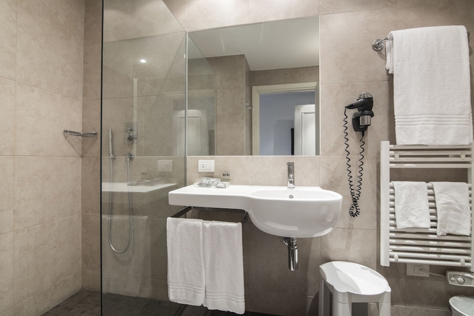 Imagen de la habitación del Hotel Capolago. Foto 17