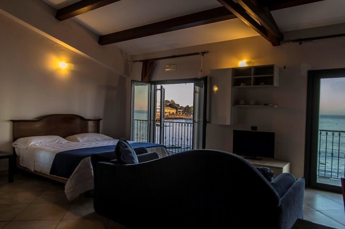 Imagen de la habitación del Hotel Capomulini Dimora Storica. Foto 11
