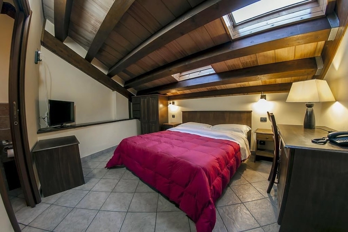 Imagen de la habitación del Hotel Capomulini Dimora Storica. Foto 13