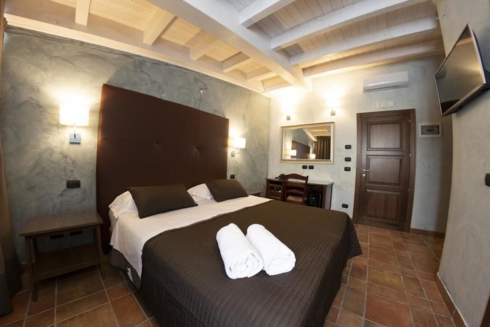 Imagen de la habitación del Hotel Capomulini Dimora Storica. Foto 16