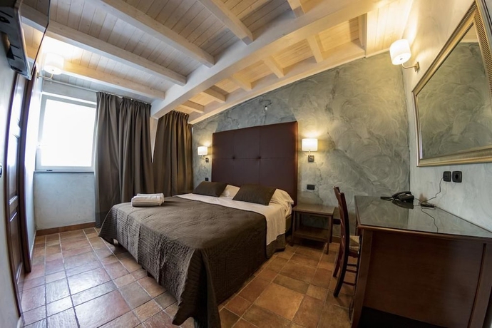 Imagen de la habitación del Hotel Capomulini Dimora Storica. Foto 17