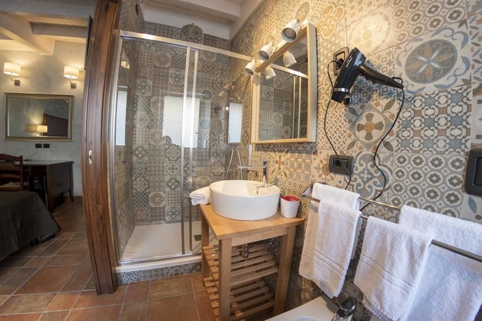 Imagen de la habitación del Hotel Capomulini Dimora Storica. Foto 18