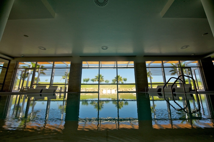 Imagen de la piscina del Hotel Capovaticano Resort Thalasso Spa. Foto 14