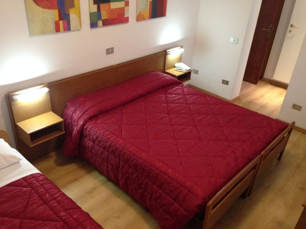 Imagen de la habitación del Hotel Caprera. Foto 9