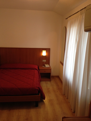 Imagen de la habitación del Hotel Caprera. Foto 11