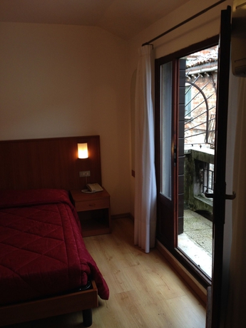 Imagen de la habitación del Hotel Caprera. Foto 12