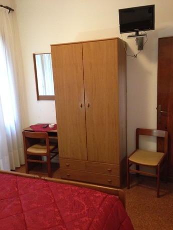 Imagen de la habitación del Hotel Caprera. Foto 14