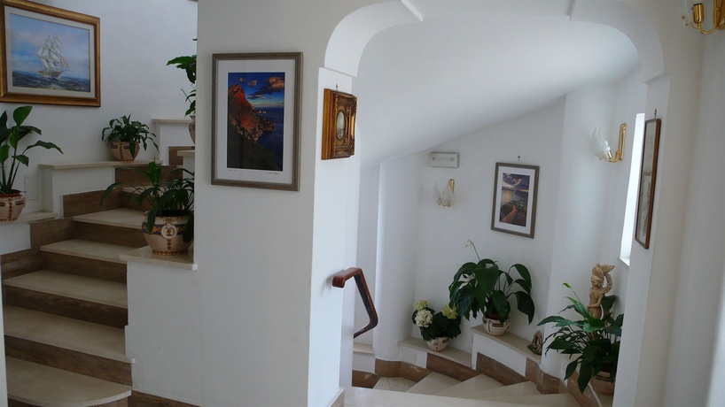 Imagen de los interiores del Hotel Capri Bougainville. Foto 15