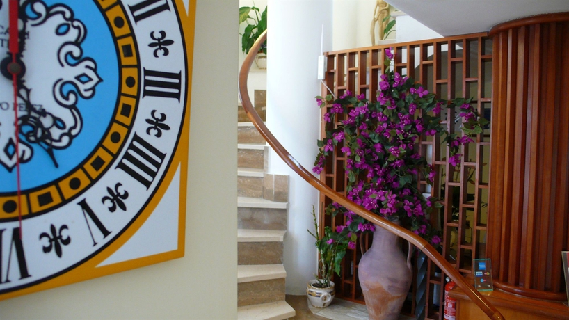 Imagen de los interiores del Hotel Capri Bougainville. Foto 16