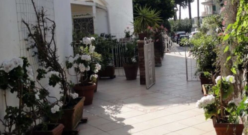 Imagen de los exteriores del Hotel Capri Bougainville. Foto 14