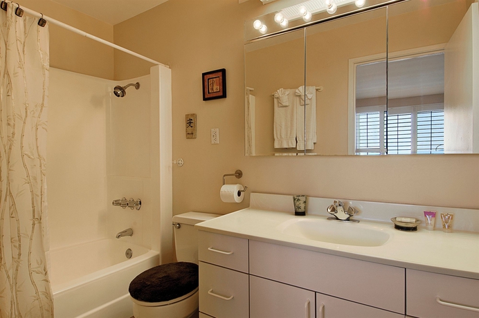 Imagen de la habitación del Hotel Capri By The Sea By All Seasons Resort Lodging. Foto 3