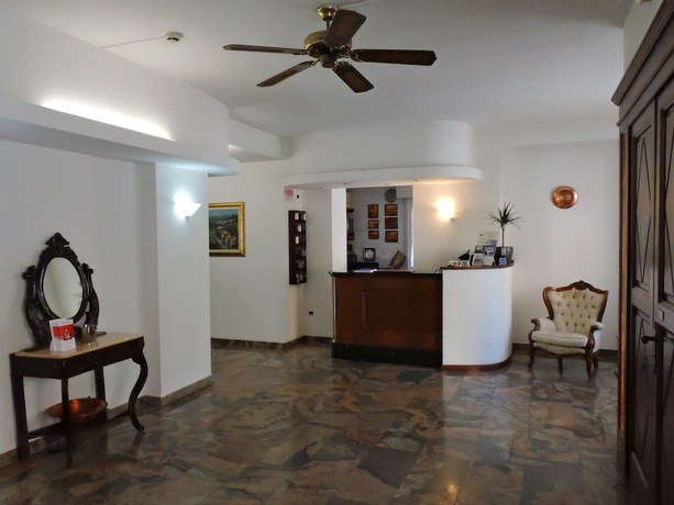 Imagen de los interiores del Hotel Capri, Lesa. Foto 16