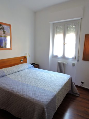 Imagen de la habitación del Hotel Capri, Lesa. Foto 4
