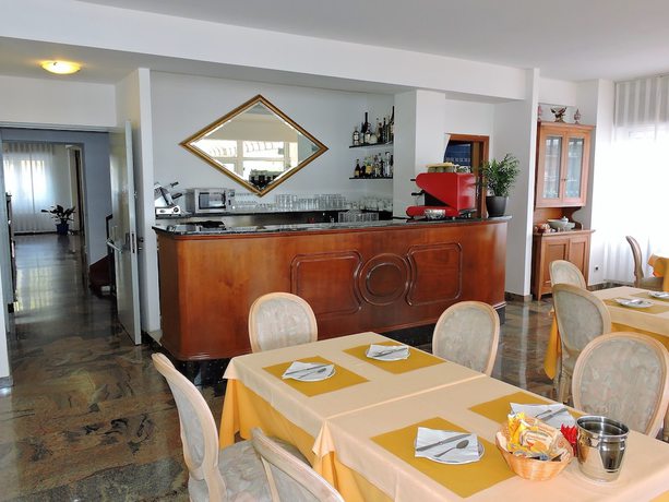 Imagen de los interiores del Hotel Capri, Lesa. Foto 17