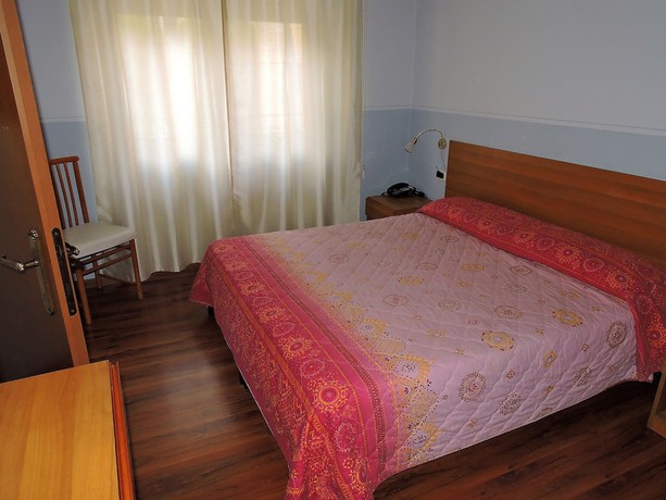 Imagen de la habitación del Hotel Capri, Lesa. Foto 5