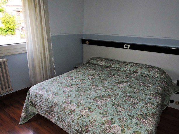 Imagen de la habitación del Hotel Capri, Lesa. Foto 7