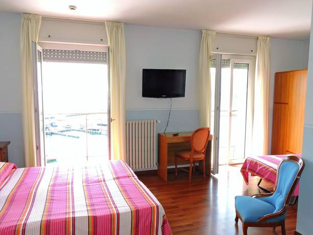 Imagen de la habitación del Hotel Capri, Lesa. Foto 11