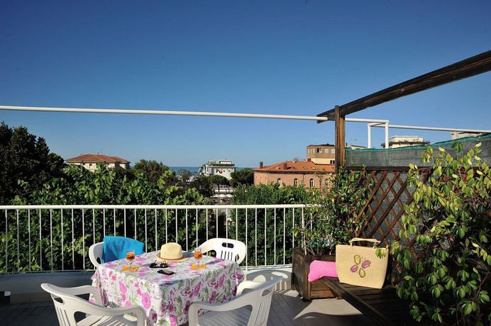 Imagen de los exteriores del Hotel Capri, Rimini. Foto 12