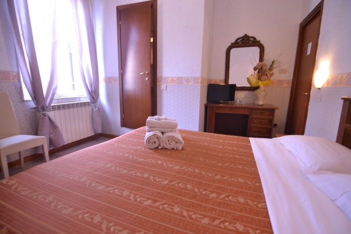 Imagen de la habitación del Hotel Capri, Roma. Foto 10