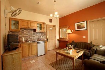 Imagen de los interiores del Hotel Capri Suites. Foto 12