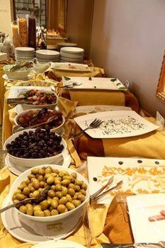 Imagen del bar/restaurante del Hotel Capri Suites. Foto 7