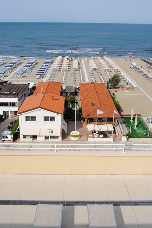 Imagen de los exteriores del Hotel Capri & Residence. Foto 15