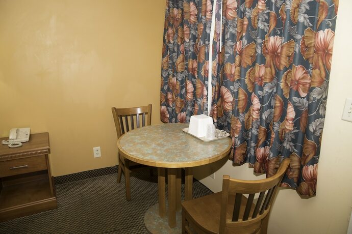 Imagen de la habitación del Hotel Capri inn and Suites. Foto 17