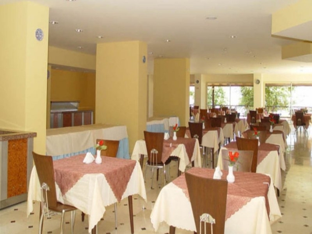 Imagen del bar/restaurante del Hotel Caprice Beach. Foto 2