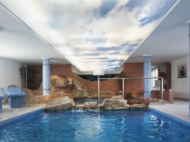 Imagen de la piscina del Hotel Capricho. Foto 12