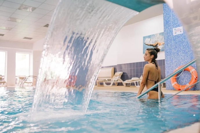 Imagen de la piscina del Hotel Caprioara Spaandwellness Resort. Foto 16