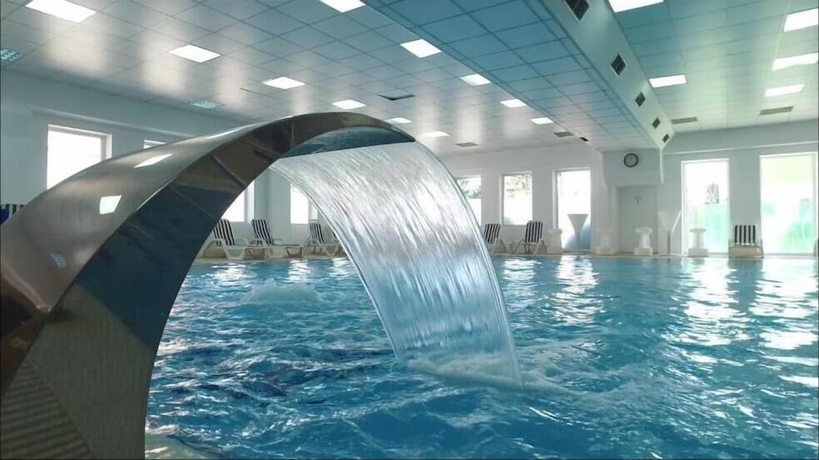 Imagen de la piscina del Hotel Caprioara Spaandwellness Resort. Foto 17