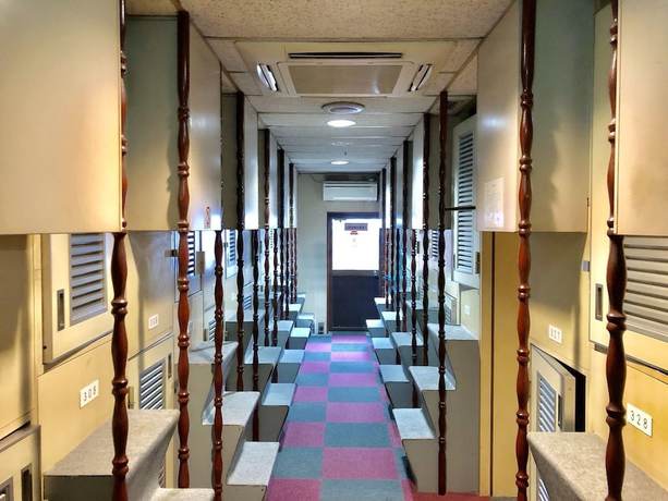 Imagen de los interiores del Hotel Capsule Block Room. Foto 17