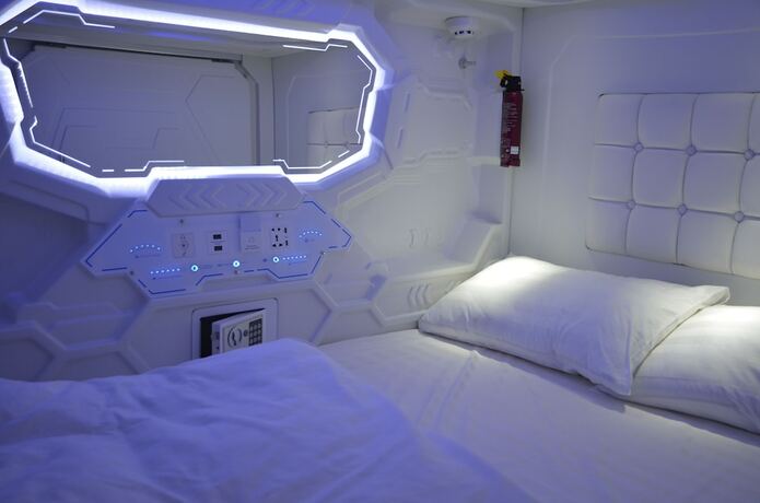 Imagen de la habitación del Hotel Capsule Zodiak. Foto 17